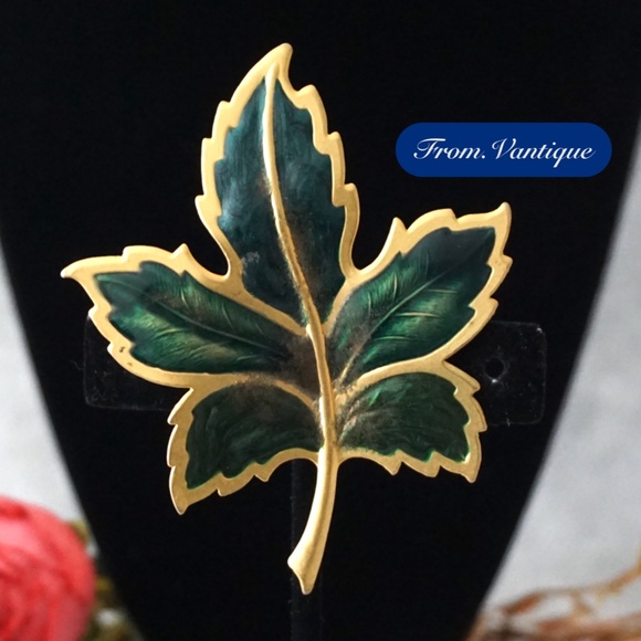 🍃 VINTAGE Gold & Green Maple Leaf Brooch / Scarf Pin 🧷 - Picture 1 of 6